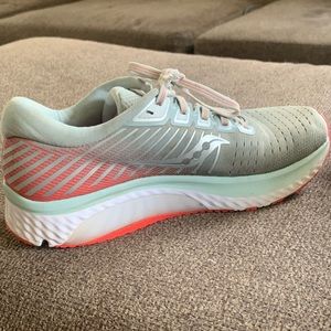 Women’s Saucony Guide 13 running shoes. In great condition.